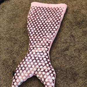Cozy mermaid tail blanket 😍